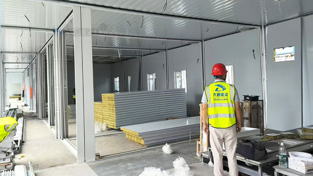 工地集裝箱房安裝-深圳工地辦公區(qū)集裝箱房屋<